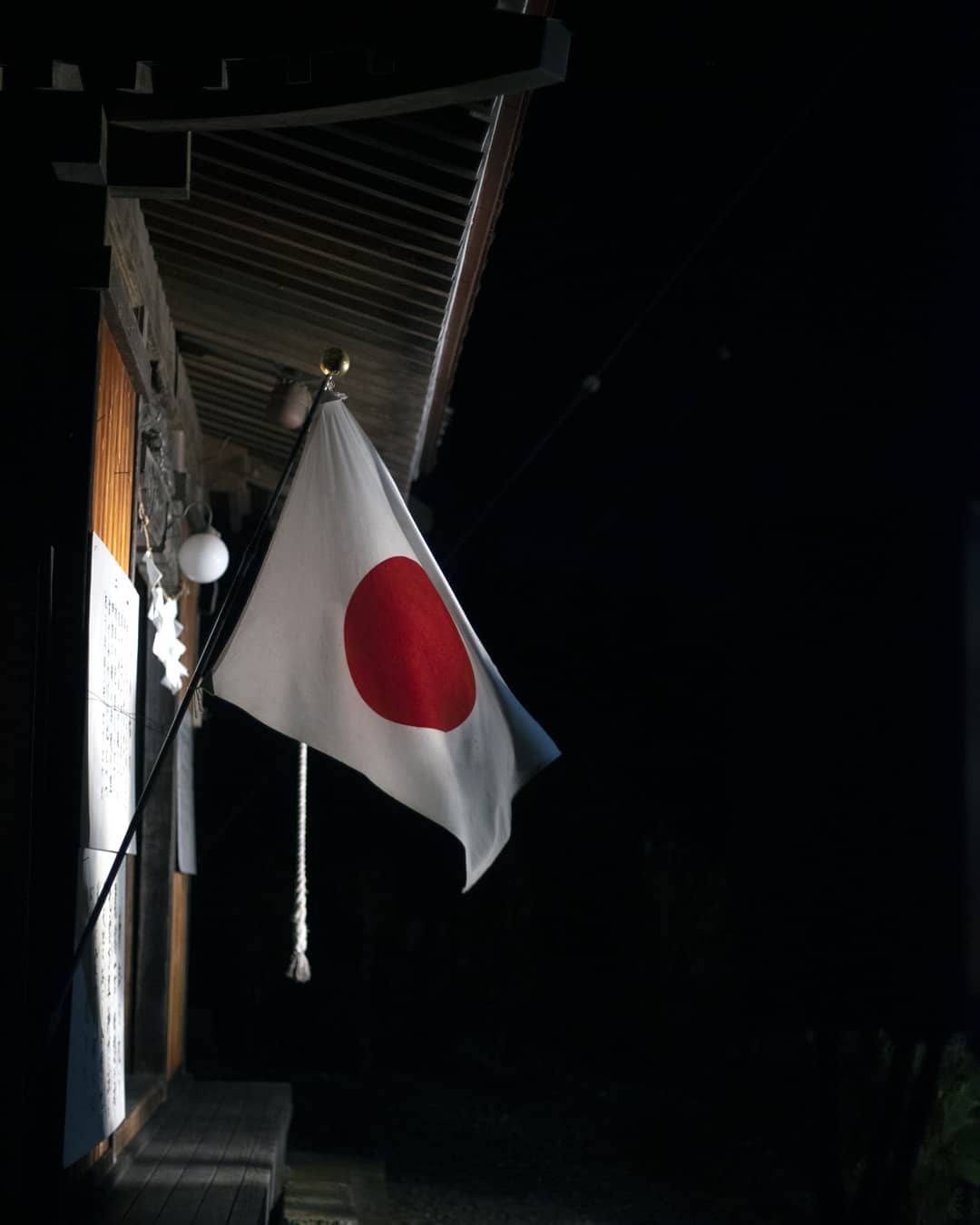 あけましておめでとうございます。
つづり舎は年始、富士吉田にある新屋山神社へお参りに。
（写真は身延町の小さなお宮にて）
おみくじでは人生初の大吉を頂戴し、晴れやかな気持ちで2020年を迎えております。
全ての仕事に感謝の気持ちを忘れず、今年1年は調整と挑戦の365日を送りたいと思います。

2019年、つづり舎にお仕事を下さったみなさま
年またぎでつづり舎とお仕事中のみなさま
そしてこれから出会うみなさま

2020年、どうぞ宜しくお願いします！

#つづり舎　#写真　#デザイン　#繕い　#ダーニング　#山梨　#photo #design